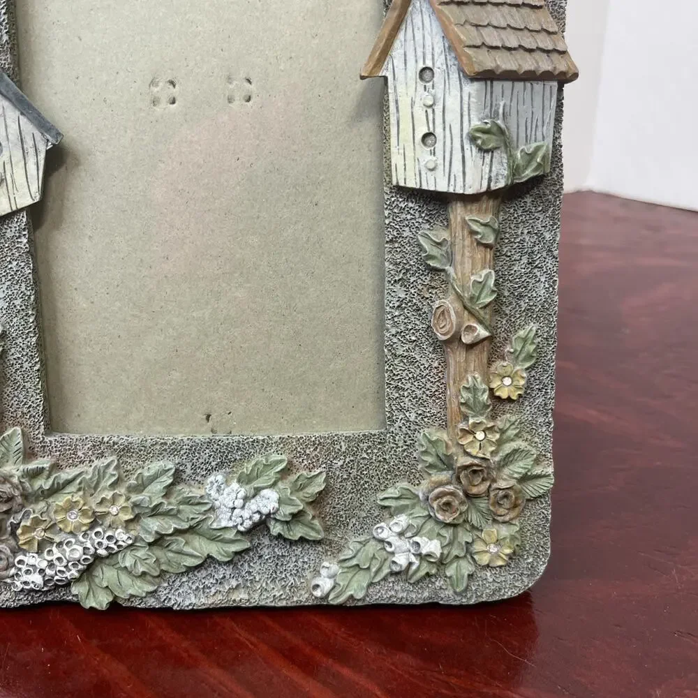 BIRDHOUSE THEMED RESIN HANDPAINTED 3D TABLE TOP PICTURE FRAME